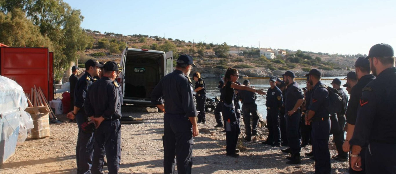 Το Πολεμικό Ναυτικό συμμετέχει στον καθαρισμό του Σαρωνικού (φωτό)